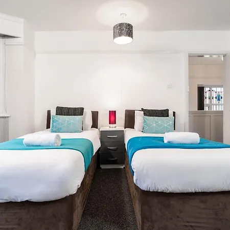 Holiday home 5 Bedroom House - 11 Guests - Garden - Wifi - Smart Tv - Rated - Large Driveway 4 Multiple Vehicles - Perfect For Contractors Birmingham