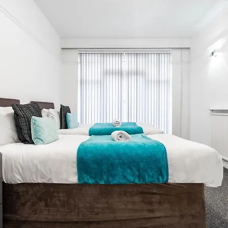 5 Bedroom House - 11 Guests - Garden - Wifi - Smart Tv - Rated - Large Driveway 4 Multiple Vehicles - Perfect For Contractors Holiday home Birmingham