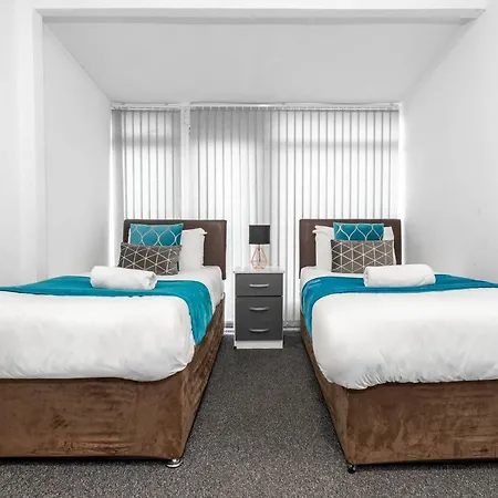 Dom wakacyjny 5 Bedroom House - 11 Guests - Garden - Wifi - Smart Tv - Rated - Large Driveway 4 Multiple Vehicles - Perfect For Contractors Birmingham