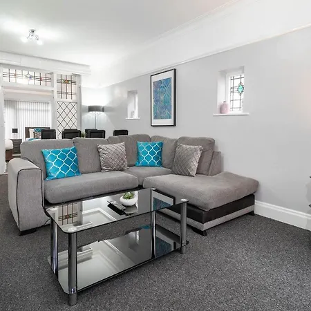 5 Bedroom House - 11 Guests - Garden - Wifi - Smart Tv - Rated - Large Driveway 4 Multiple Vehicles - Perfect For Contractors * Birmingham