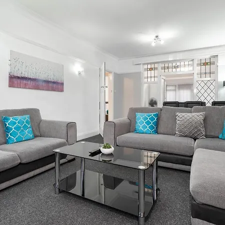 Dom wakacyjny 5 Bedroom House - 11 Guests - Garden - Wifi - Smart Tv - Rated - Large Driveway 4 Multiple Vehicles - Perfect For Contractors